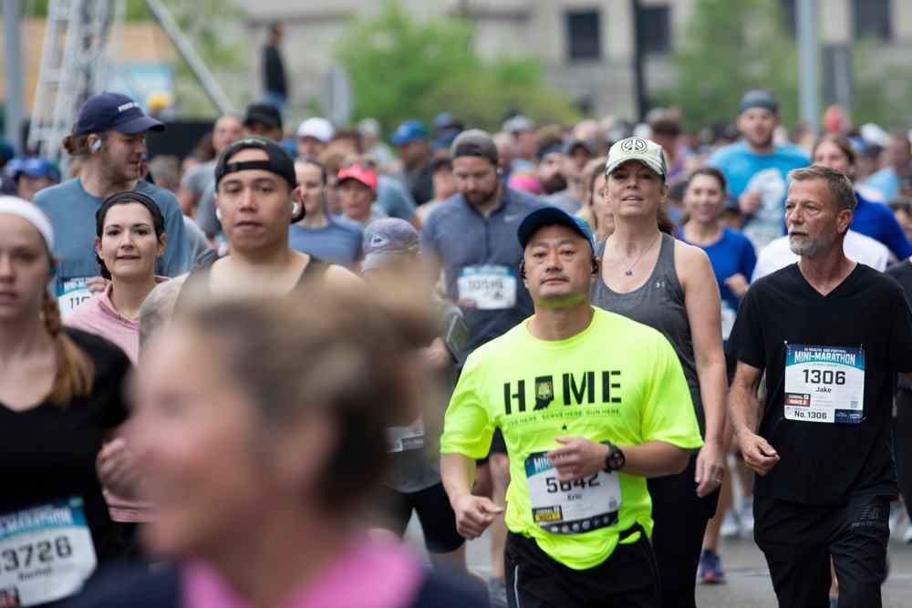 Indiana National Guardsmen run, take part in 500 Festival Mini-Marathon ceremonies