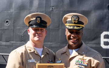 SUBPAC Presents Award to USS Nebraska Crew