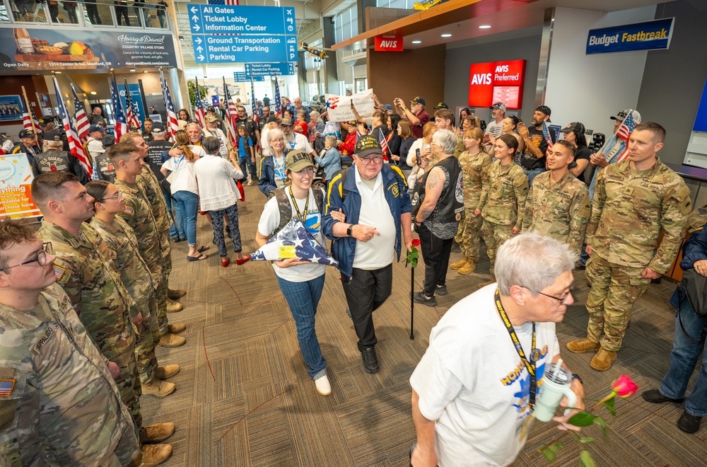 OREGON NATIONAL GUARD SOLDIERS WELCOME VETERANS HOME  FROM HONOR FLIGHT