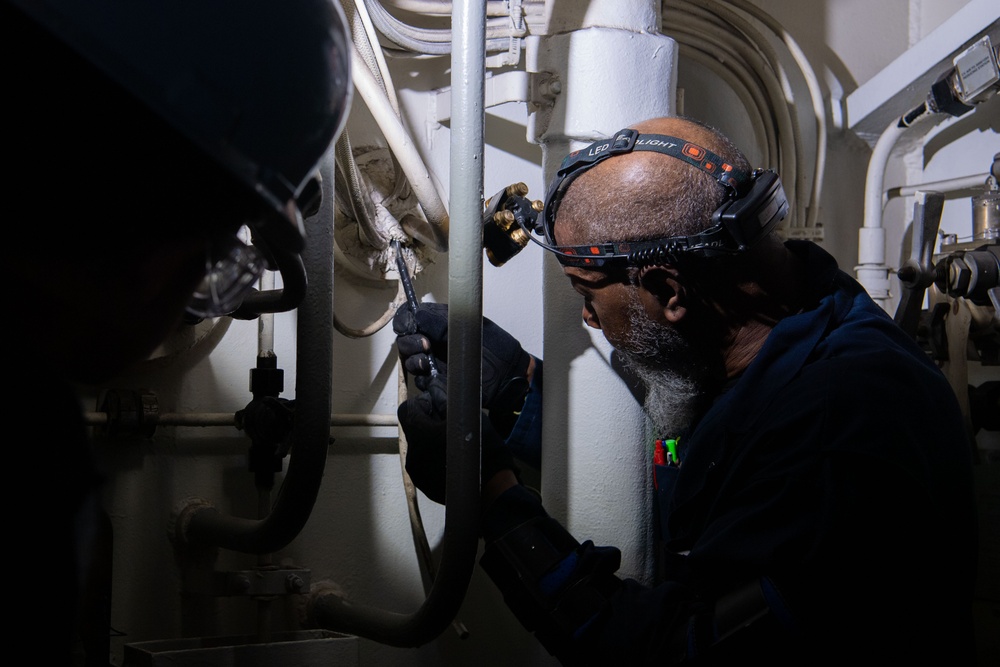 USS Ronald Reagan (CVN 76) Sailors and Puget Sound Naval Shipyard workers collaborate together