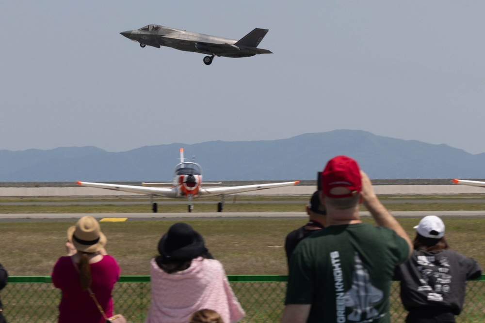 Family Day 25: Marine Corps Air Station Iwakuni hosts air show