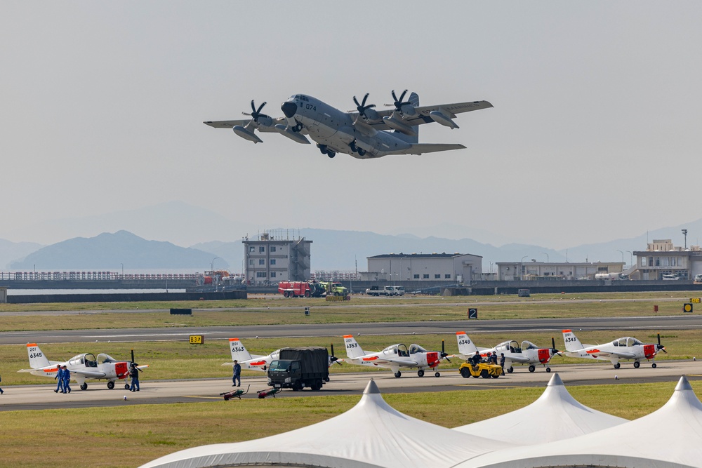 Family Day 25: Marine Corps Air Station Iwakuni hosts air show