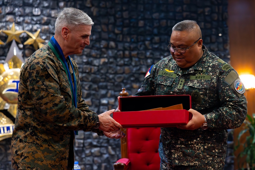 The Assistant Commandant of the Marine Corps tours the Philippians