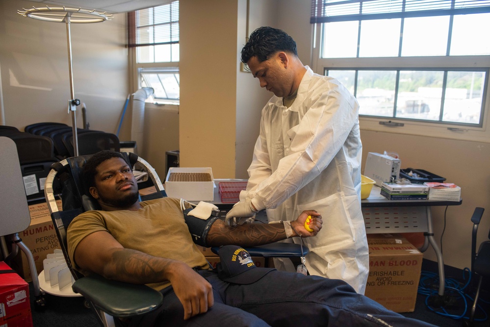 USS Ronald Reagan (CVN 76) Sailors donate to blood drive