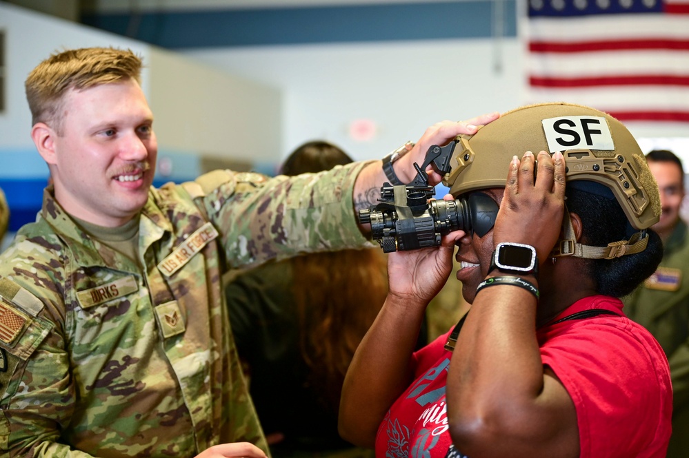 Headline Aim High: Arkansas high school students visit Herk Nation