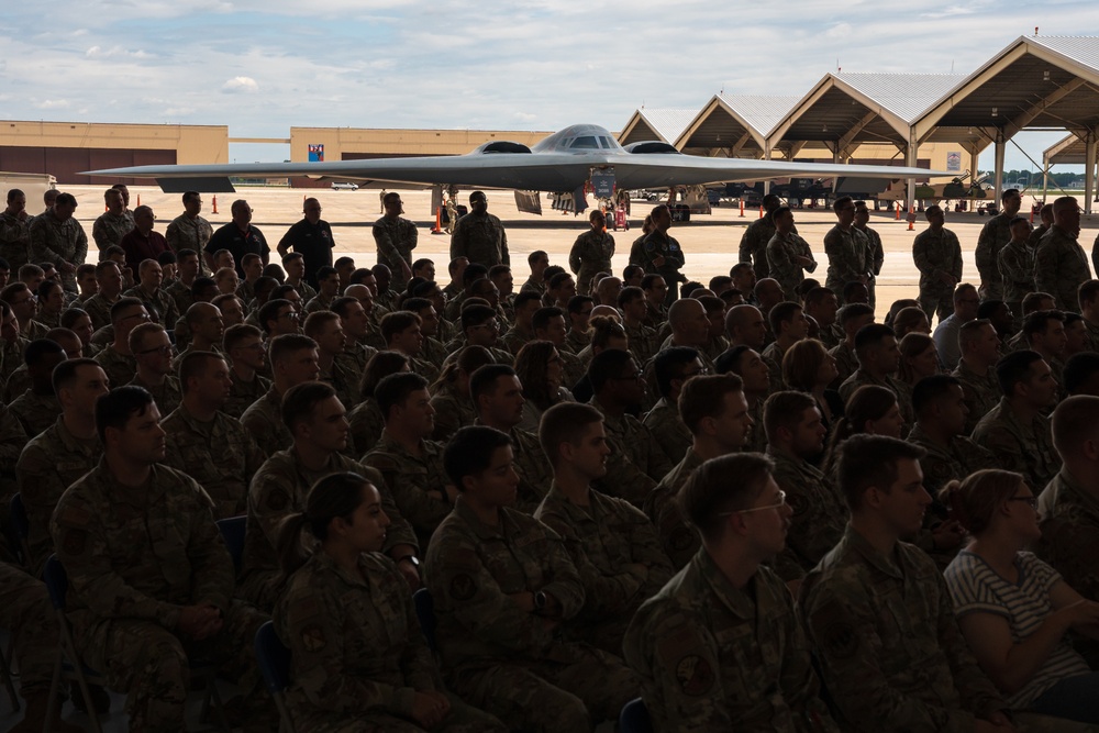 Gen. Cotton presents the 509th Bomb Wing with 2024 Omaha Trophy