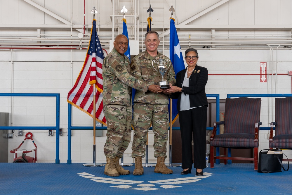 Gen. Cotton presents the 509th Bomb Wing with 2024 Omaha Trophy