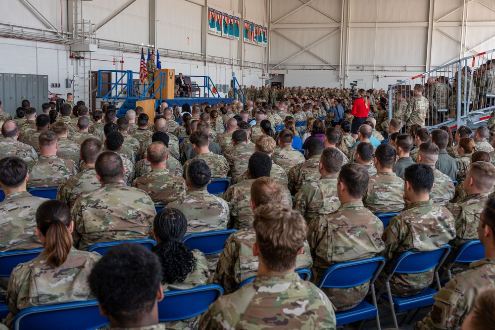 Gen. Cotton presents the 509th Bomb Wing with 2024 Omaha Trophy