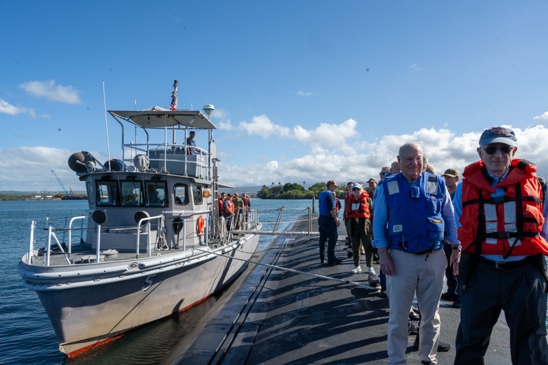 USS Vermont (SSN 792) DV Embark