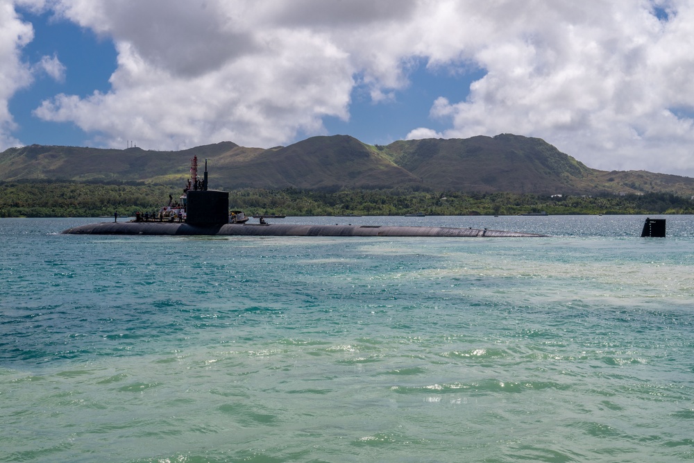 USS Annapolis (SSN 760) transits Apra Harbor