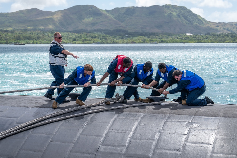 USS Annapolis (SSN 760) transits Apra Harbor