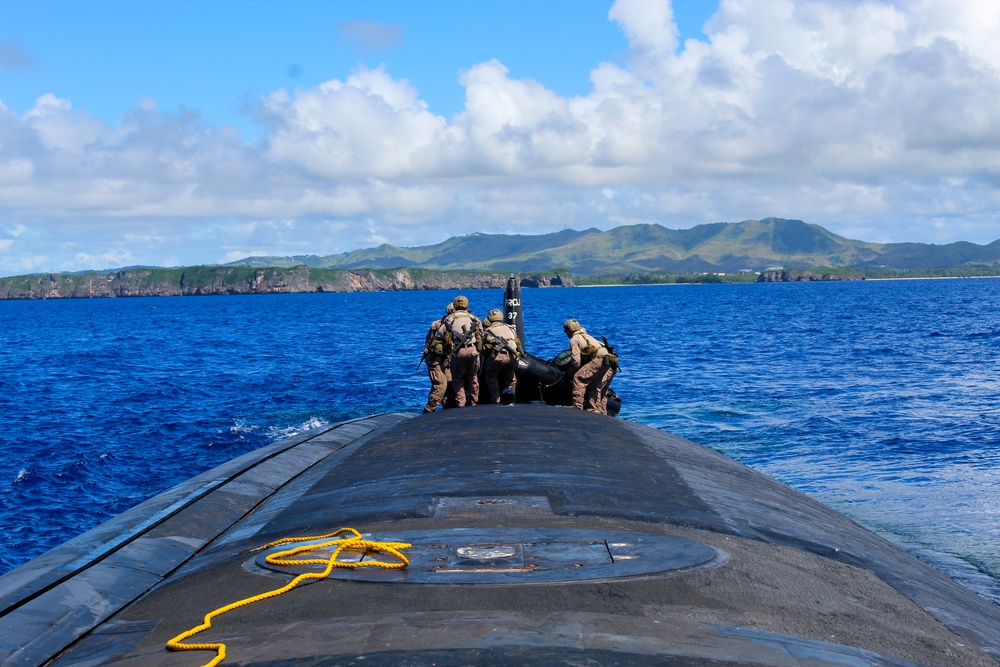 USS Alexandria (SSN 757) and III Marine Expeditionary Force conduct integration exercise at sea