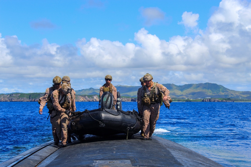 USS Alexandria (SSN 757) and III Marine Expeditionary Force conduct integration exercise at sea