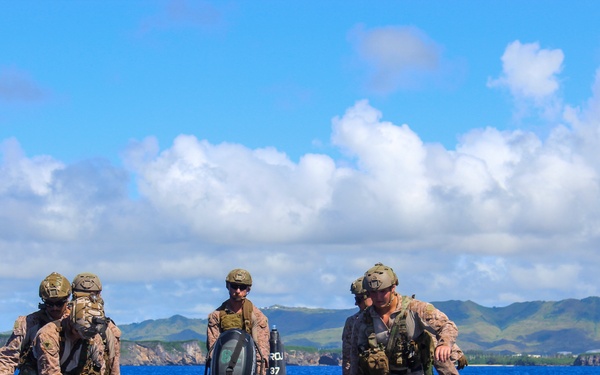 USS Alexandria (SSN 757) and III Marine Expeditionary Force conduct integration exercise at sea