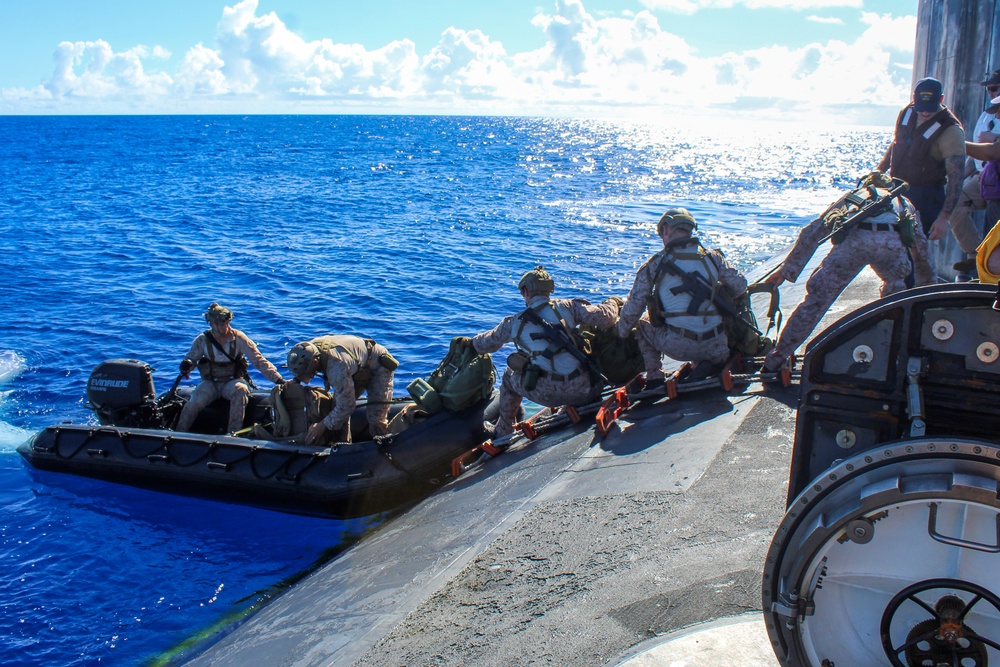 USS Alexandria (SSN 757) and III Marine Expeditionary Force conduct integration exercise at sea