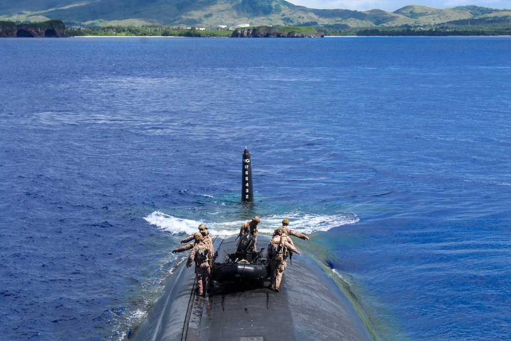 USS Alexandria (SSN 757) and III Marine Expeditionary Force conduct integration exercise at sea