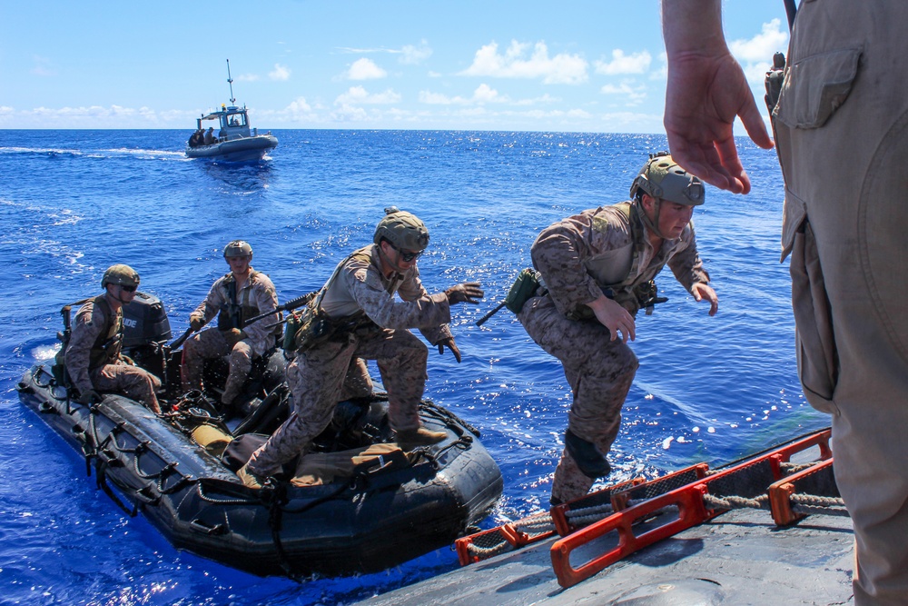 USS Alexandria (SSN 757) and III Marine Expeditionary Force conduct integration exercise at sea