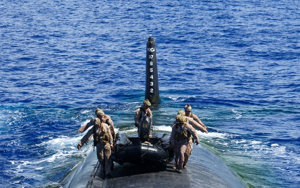 USS Alexandria (SSN 757) and III Marine Expeditionary Force conduct integration exercise at sea