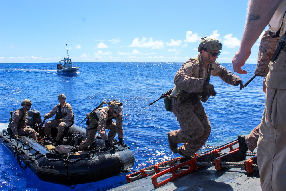 USS Alexandria (SSN 757) and III Marine Expeditionary Force conduct integration exercise at sea
