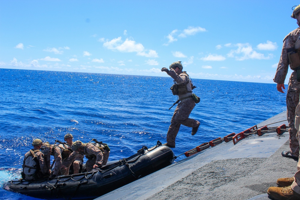 USS Alexandria (SSN 757) and III Marine Expeditionary Force conduct integration exercise at sea