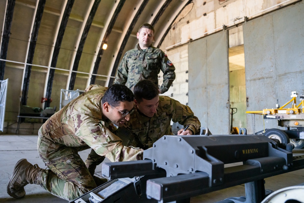 Polish Soldiers Gain Maintenance Experience With 1AD CAB
