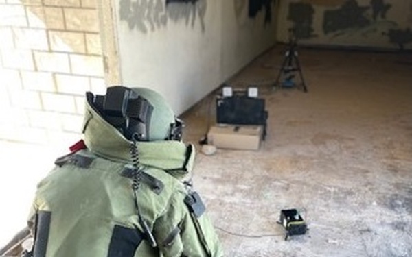 US Army EOD techs evaluate X-ray prototype during Project Convergence Capstone
