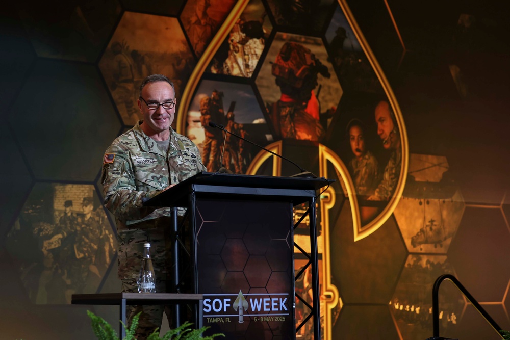 Command Sgt. Major Shane Shorter Addresses a crowd at SOF Week