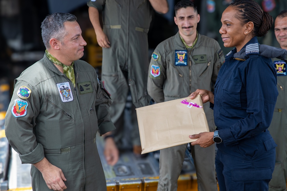 Argentinian air force recognizes multinational personnel during TRADEWINDS 25