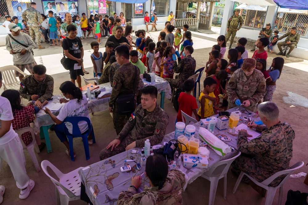 U.S., Philippines forces, provide aid to Barangay Dugui San Isidro, Virac, locals.
