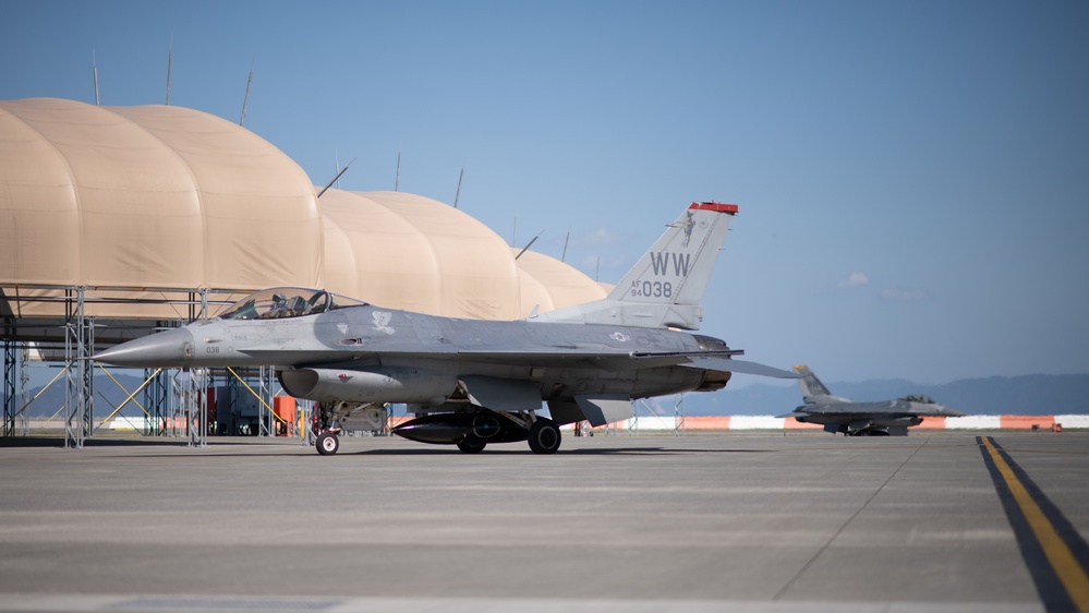 PACAF F-16 Demonstration Team participates at Iwakuni Friendship Day 25