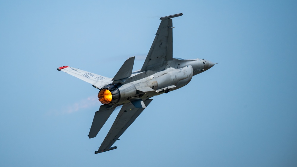 PACAF F-16 Demonstration Team participates at Iwakuni Friendship Day 25