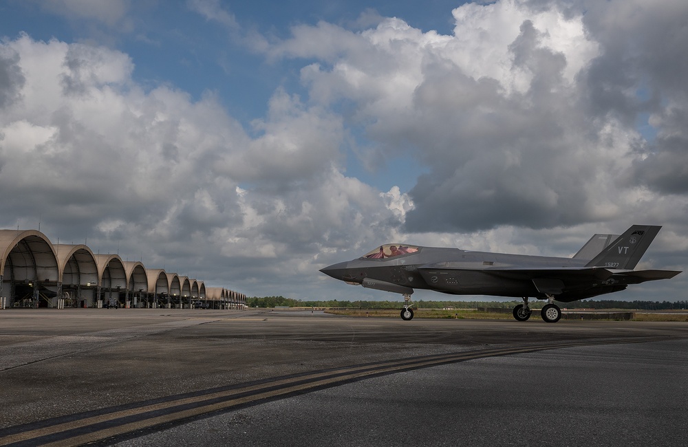 Reserve, ANG Lightning arrive to Eglin