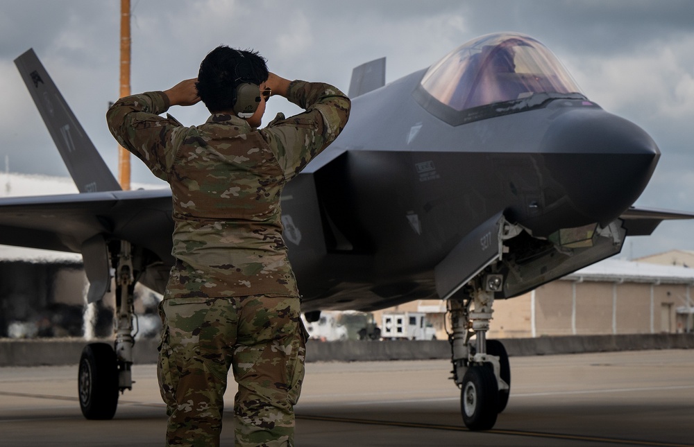 Reserve, ANG Lightning arrive to Eglin