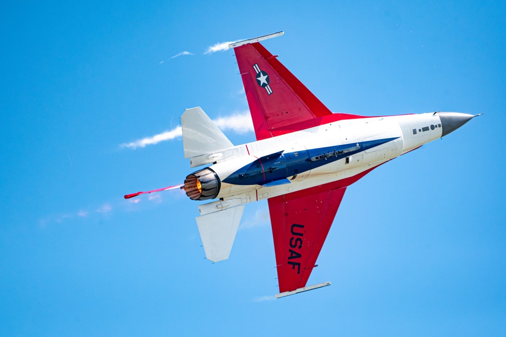F-16 Viper Demo Team Thrills at California Capital Airshow