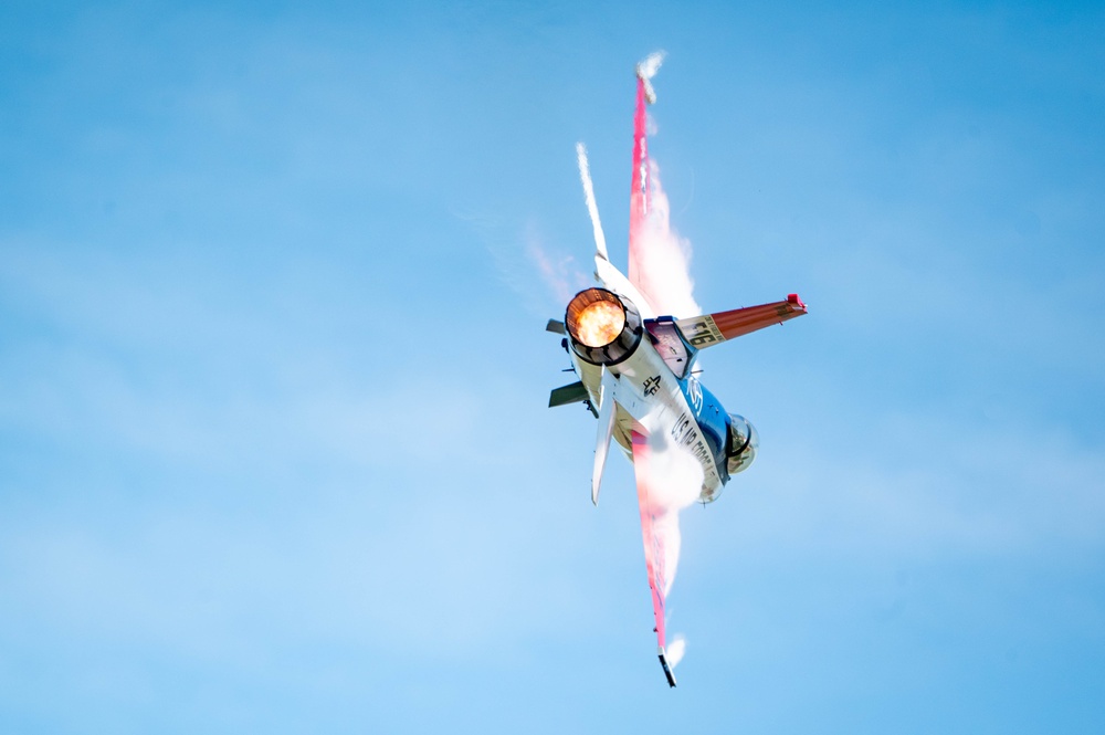 F-16 Viper Demo Team Thrills at California Capital Airshow