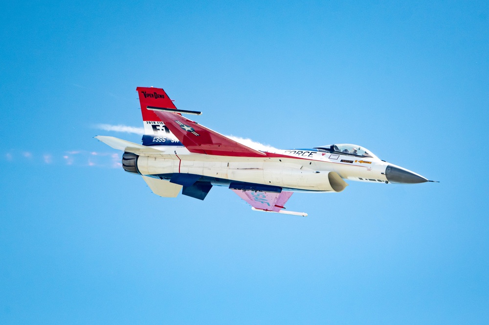 F-16 Viper Demo Team Thrills at California Capital Airshow