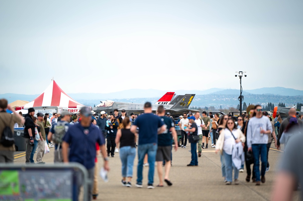 F-16 Viper Demo Team Thrills at California Capital Airshow
