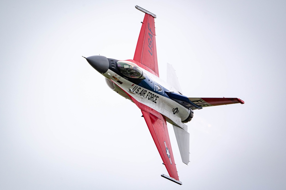 F-16 Viper Demo Team Thrills at California Capital Airshow