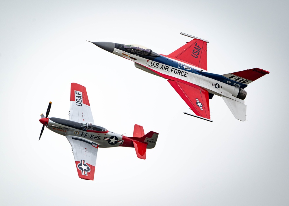 F-16 Viper Demo Team Thrills at California Capital Airshow