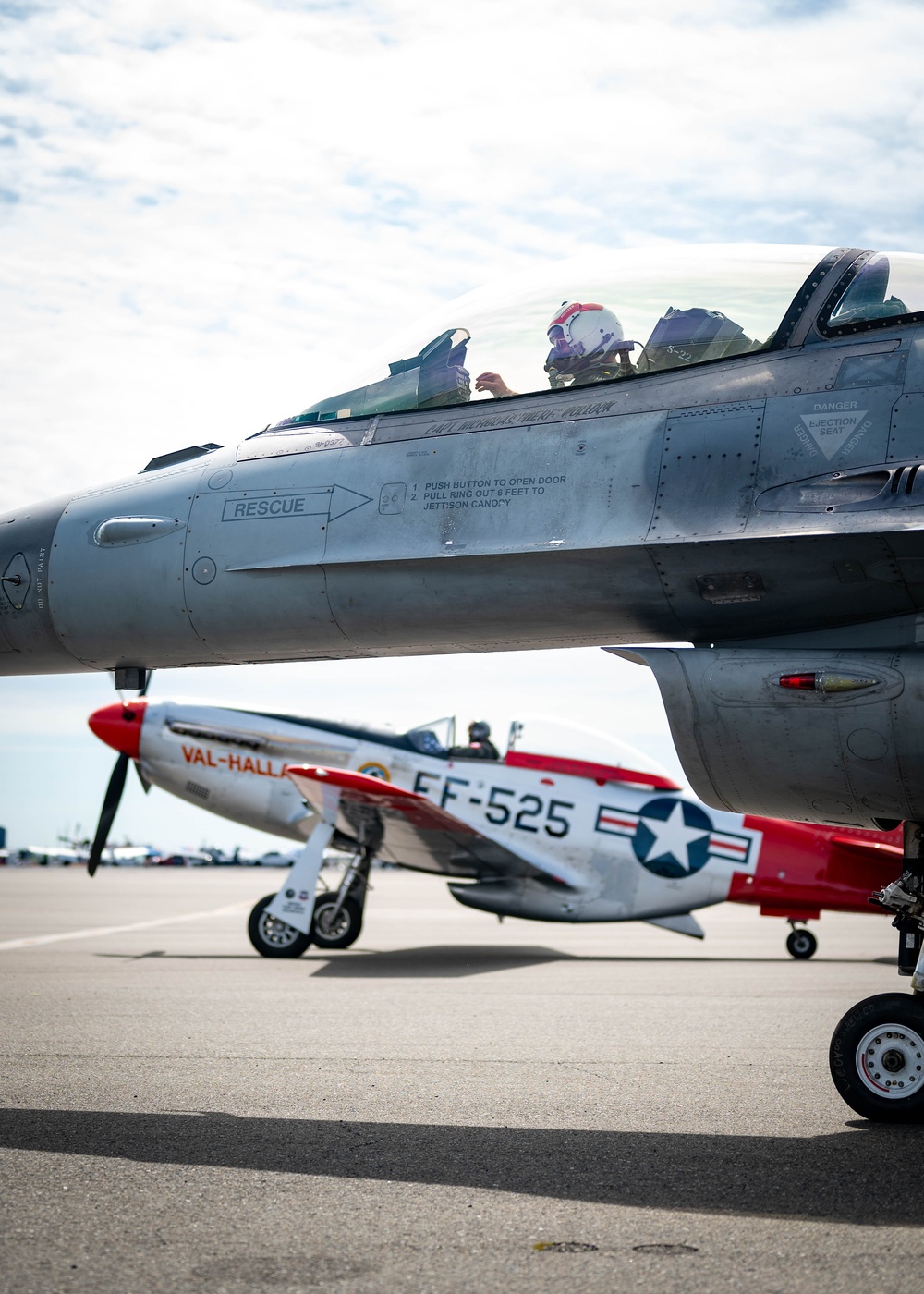 F-16 Viper Demo Team Thrills at California Capital Airshow