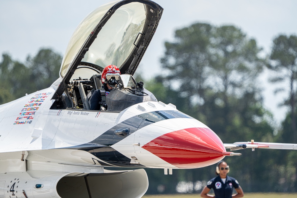 USAF Thunderbirds fly in Wings Over Wayne Airshow