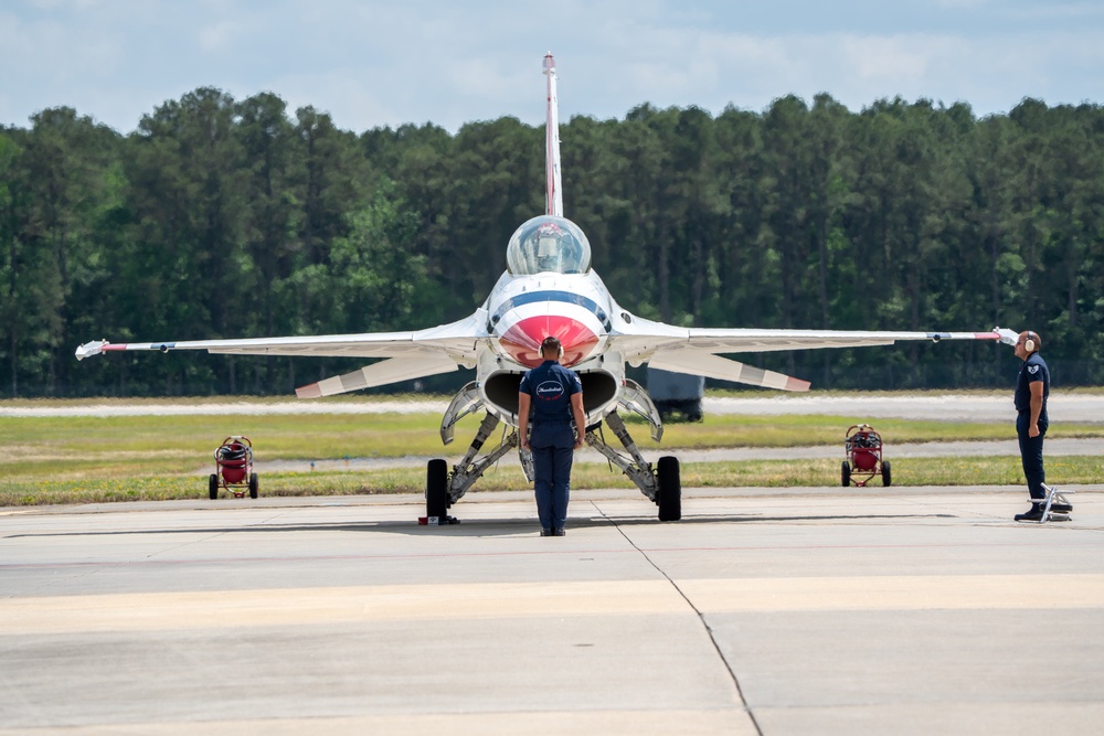 USAF Thunderbirds fly in Wings Over Wayne Airshow