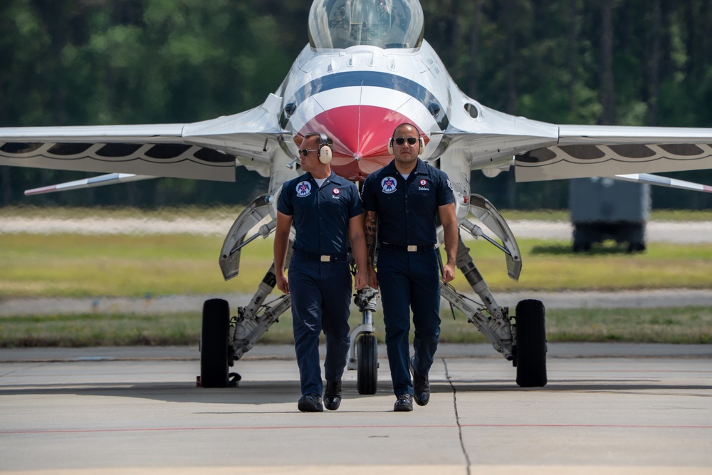 USAF Thunderbirds fly in Wings Over Wayne Airshow
