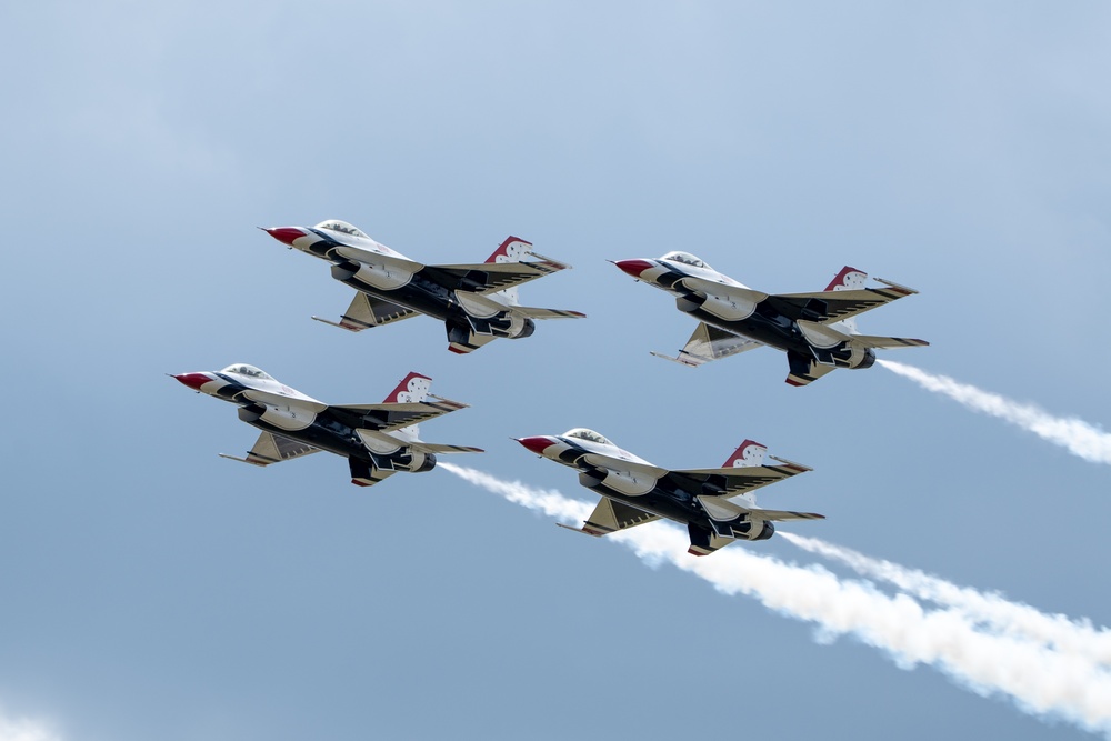 USAF Thunderbirds fly in Wings Over Wayne Airshow