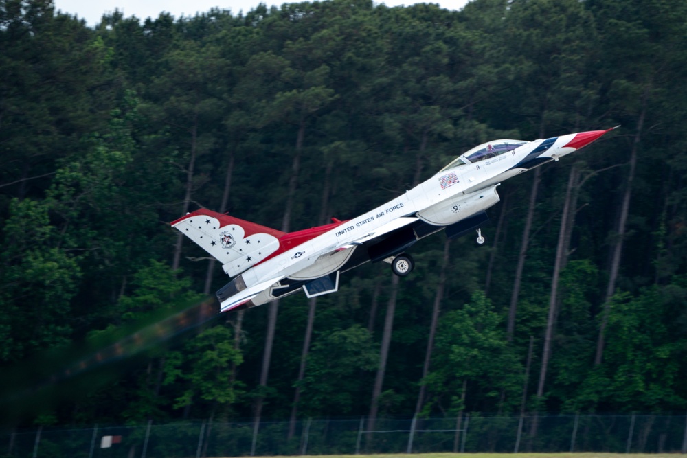 USAF Thunderbirds fly in Wings Over Wayne Airshow