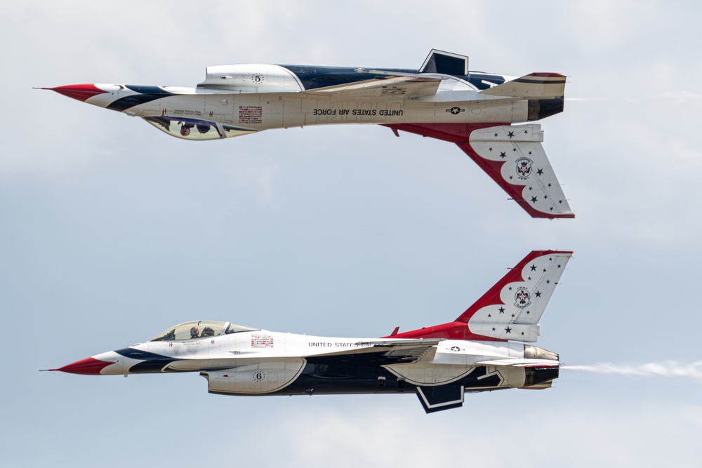 USAF Thunderbirds fly in Wings Over Wayne Airshow