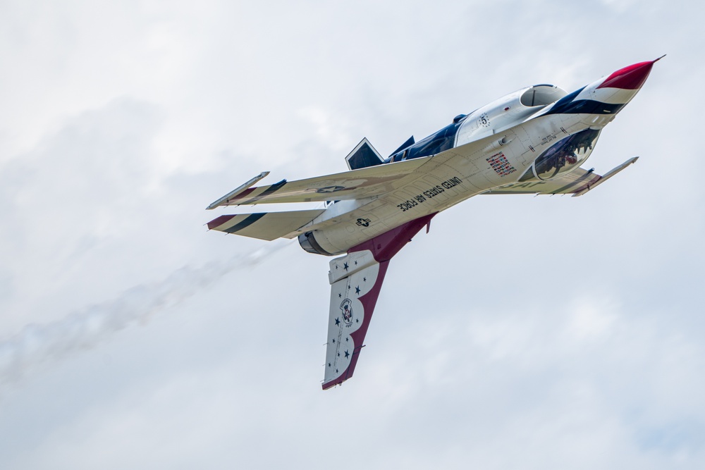 USAF Thunderbirds fly in Wings Over Wayne Airshow