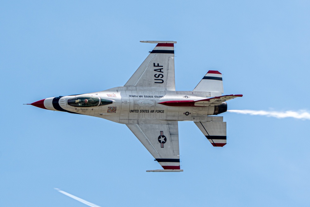 USAF Thunderbirds fly in Wings Over Wayne Airshow