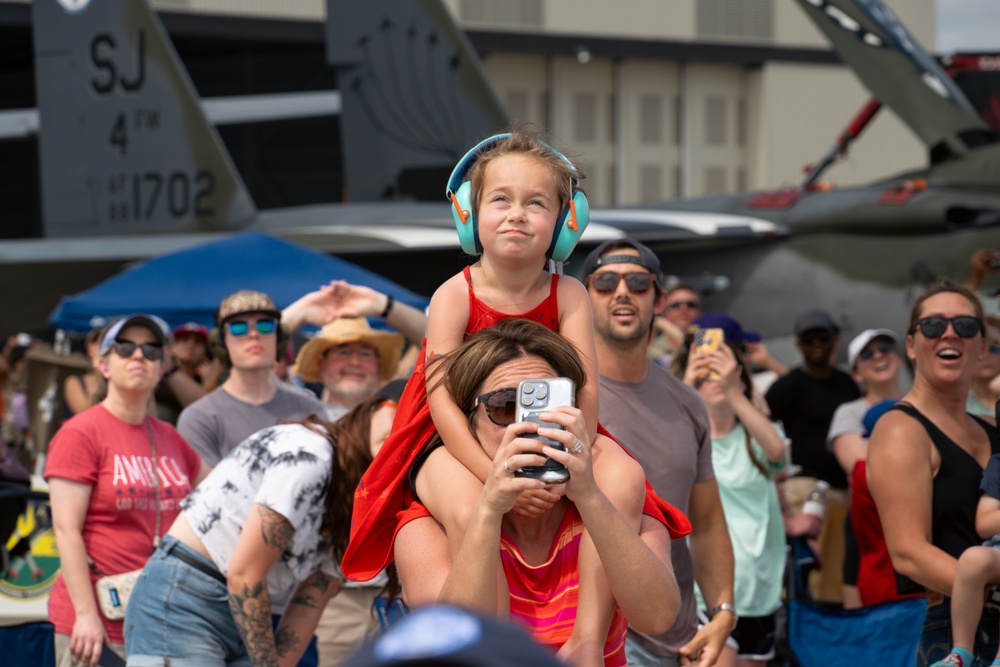 USAF Thunderbirds fly in Wings Over Wayne Airshow