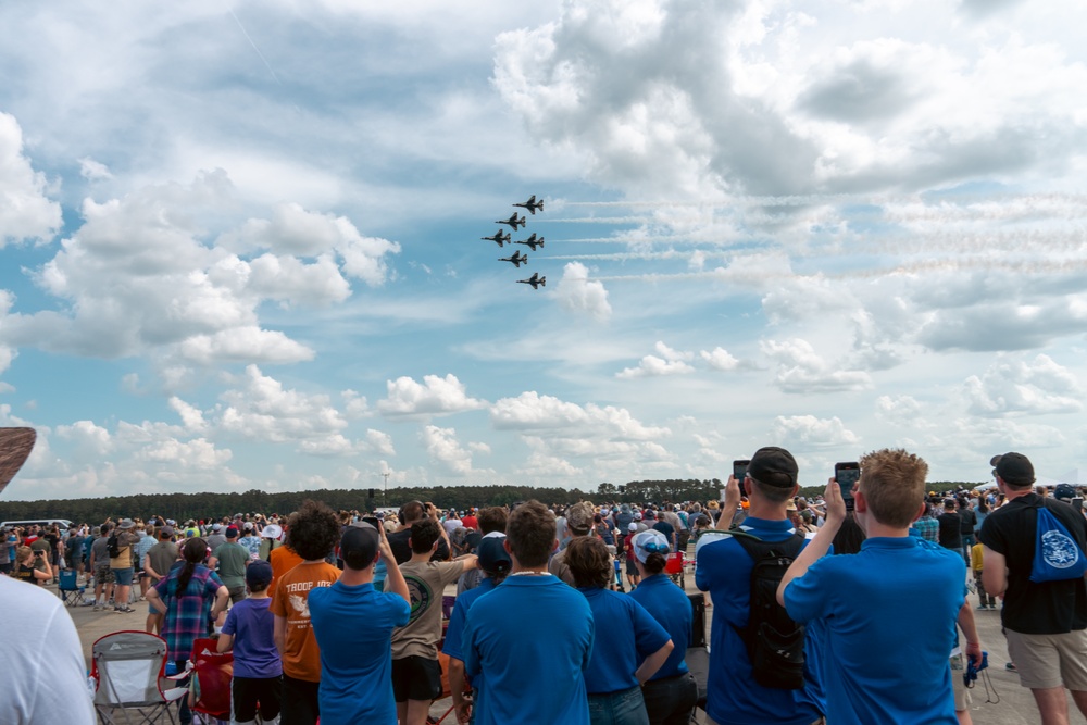USAF Thunderbirds fly in Wings Over Wayne Airshow